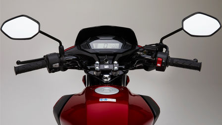 Honda CB125F in Rot, Studioaufnahme, Fokus auf dem LCD-Display