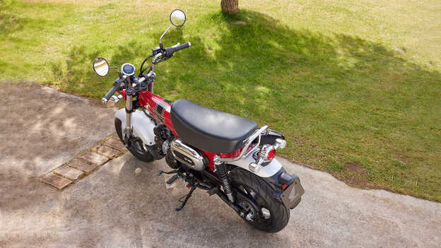 Honda Dax 125 mit niedriger Sitzposition und breitem, nach oben geschwungenem Lenker 