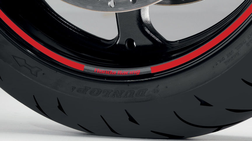 MSX125, Nahaufnahme einer Motorradfelge mit Honda Aufkleber.