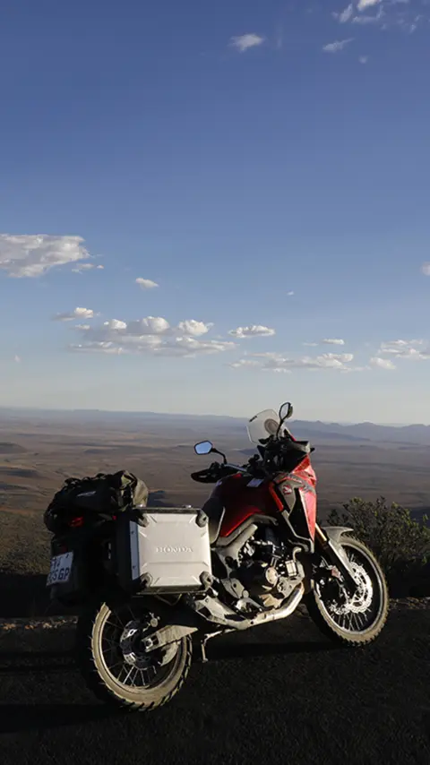 Honda CRF1000L Africa Twin am Straßenrand in der Karoo-Wüste.