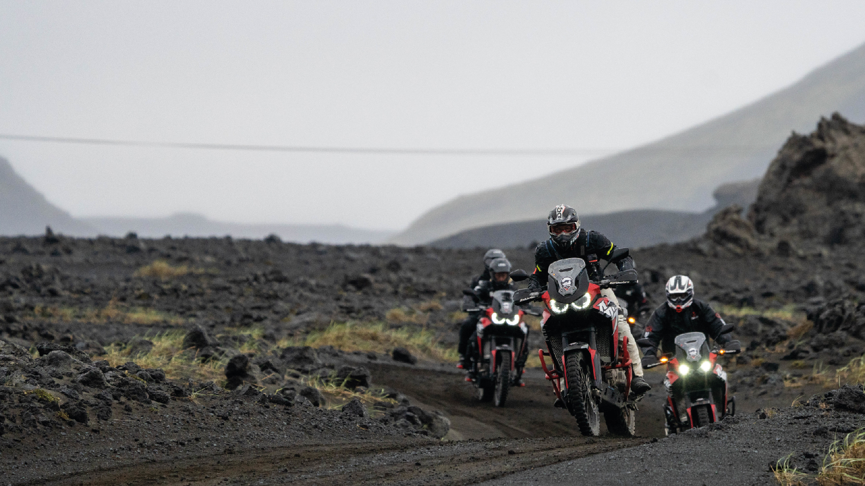 Honda Africa Twin, Heckansicht, im Gelände.