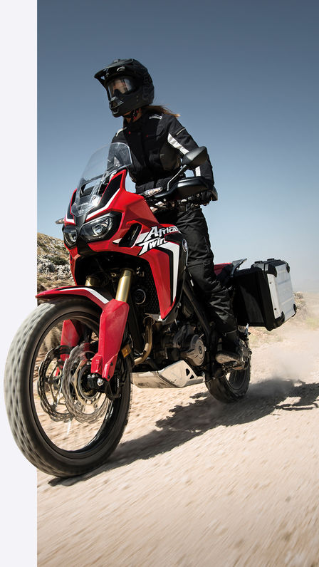 Africa Twin auf staubiger Strecke