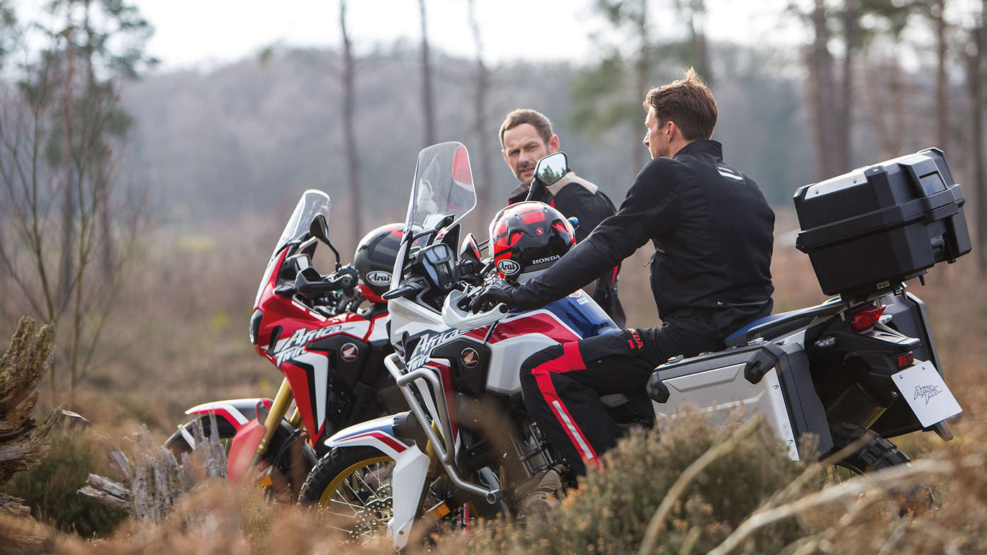 Zwei Männer auf je einer Honda Africa Twin