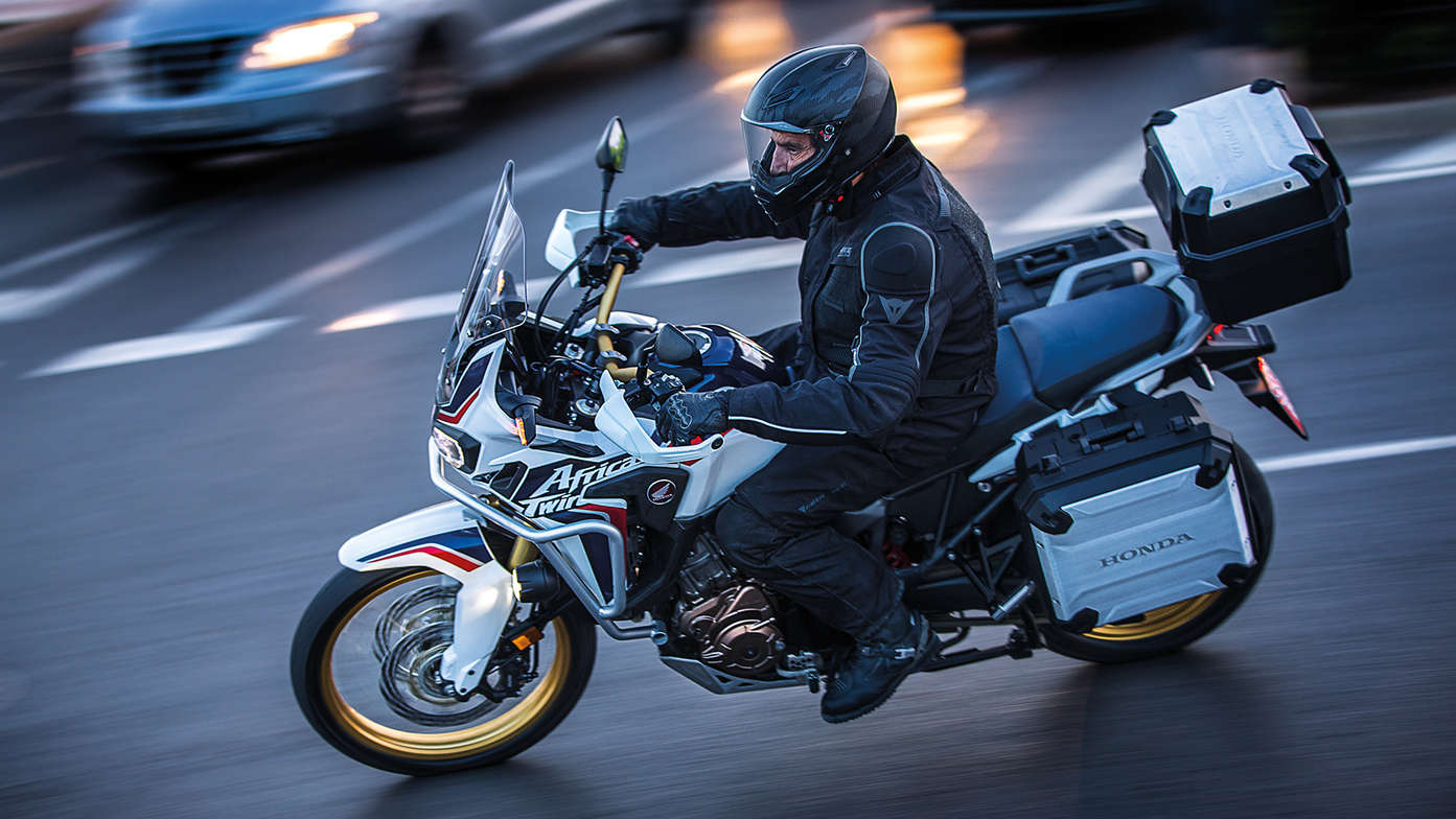 Eine Africa Twin unterwegs in der Stadt