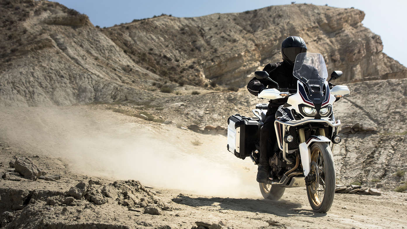 Africa Twin bei der Fahrt durch die Wüste