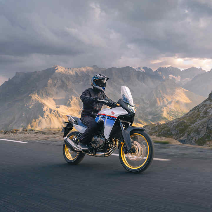 Honda XL750 Transalp in voller Fahrt