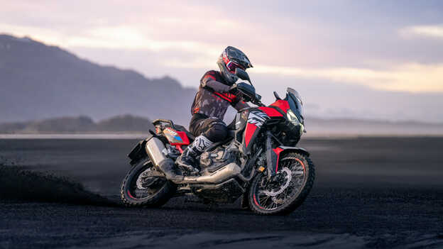 Frontansicht Honda Africa Twin in der Wüste 