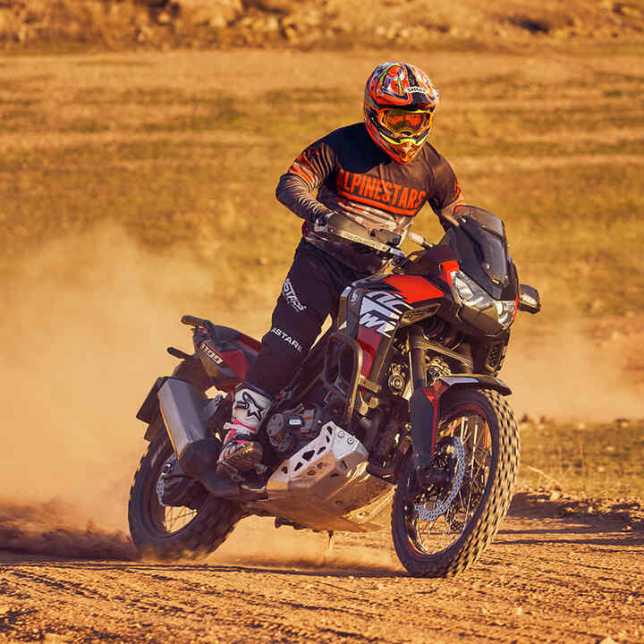 Mann auf einer Honda Africa Twin, im Gelände