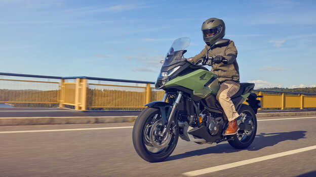 Dax 125 abgestellt, Rückansicht