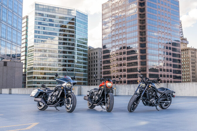 Seitenansicht einer Honda CL500 in städtischem Umfeld.