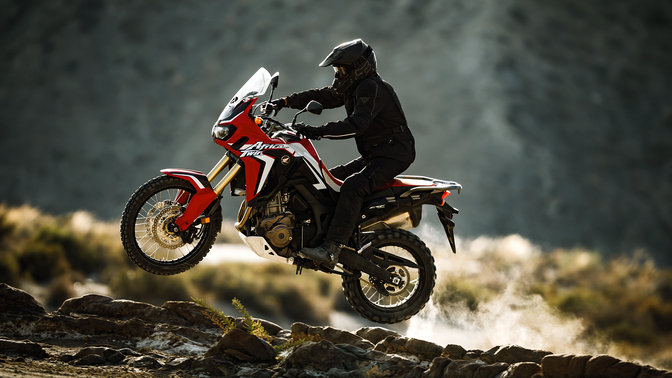 Honda Africa Twin, Seitenansicht auf dem Land.