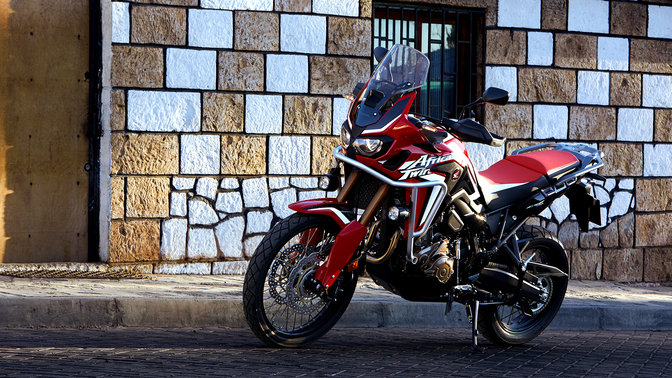 Honda Africa Twin, Seitenansicht auf der Straße.