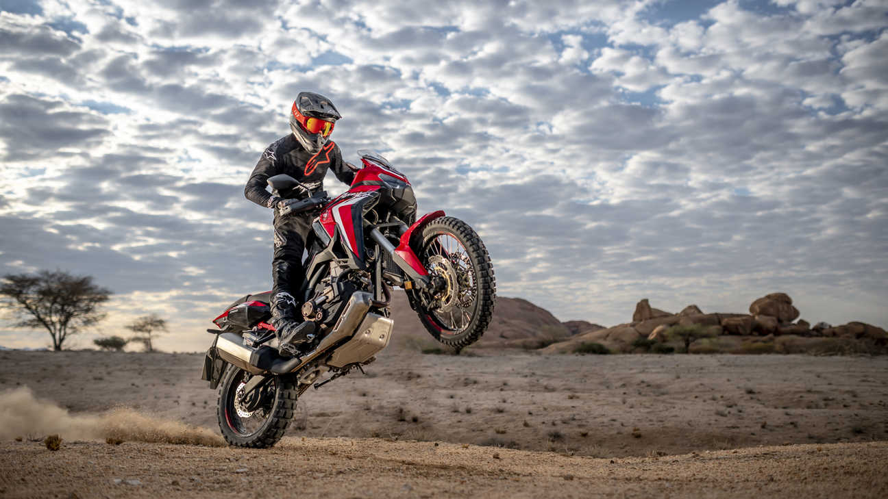 Honda Africa Twin, 3/4-Frontansicht von rechts, in Wüstenlandschaft.
