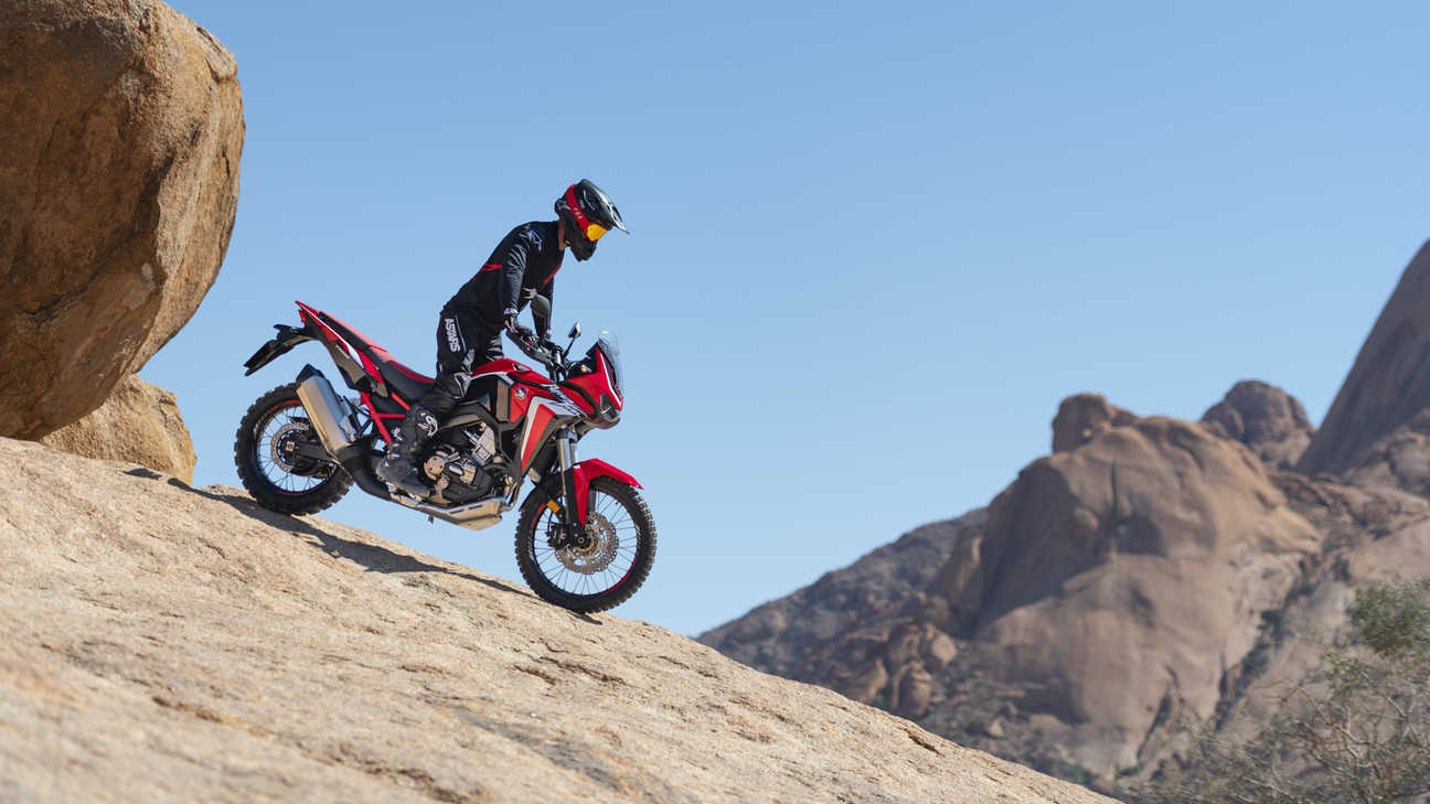 Honda Africa Twin, rechte Seite, auf einem Felsen.
