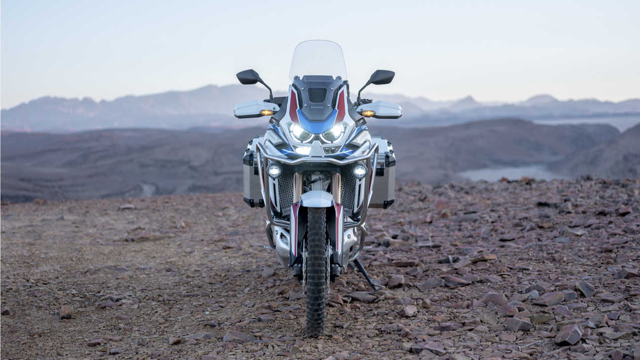 Honda Africa Twin Adventure Sports, Frontansicht, Scheinwerfer eingeschaltet.