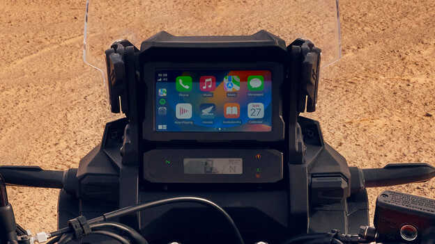 Nahaufnahme des Touchscreens einer CRF1100L Africa Twin in einer Wüste.