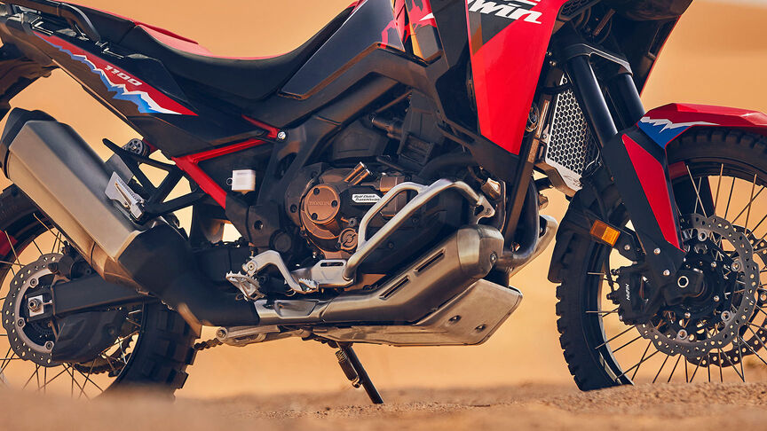 Model auf einem CRF1100L Africa Twin-Motorrad in einer Wüste.