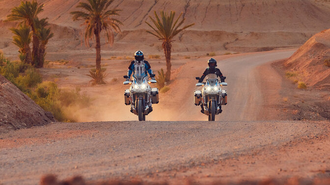 Zwei CRF1100 Africa Twin Adventure Sports-Motorräder auf unbefestigter Strecke