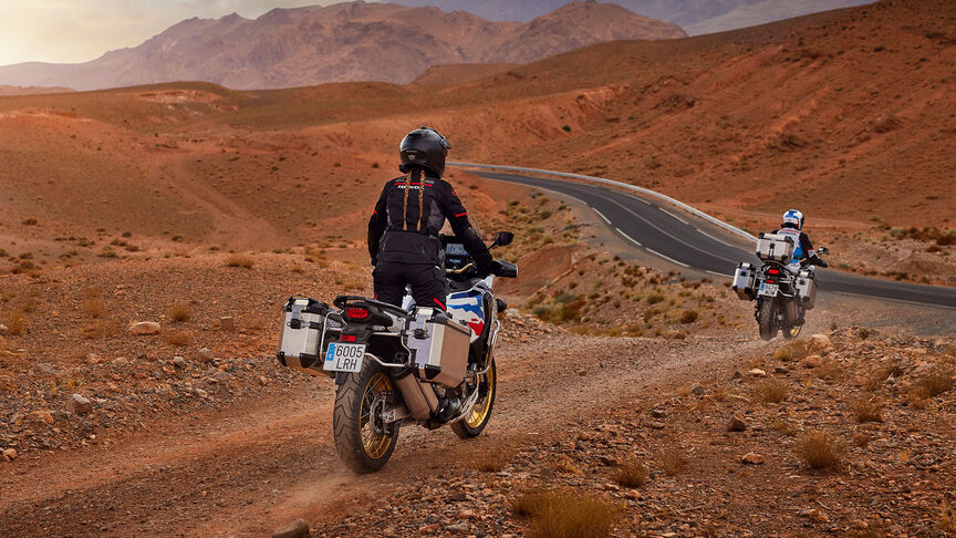 Honda CRF1100 Africa Twin Adventure Sports im Gebirge, 3/4-Frontansicht.