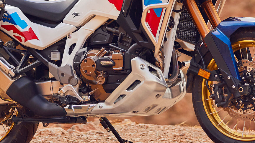 Honda CRF1100 Africa Twin Adventure Sports im Gebirge, 3/4-Frontansicht.