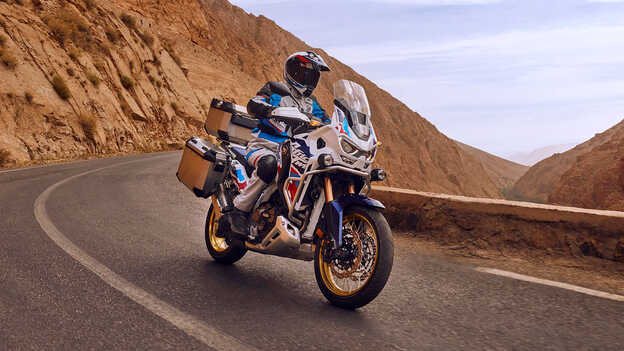 Fahrer auf Honda CRF1100 Africa Twin Adventure Sports in der Wüste, Vorderansicht.