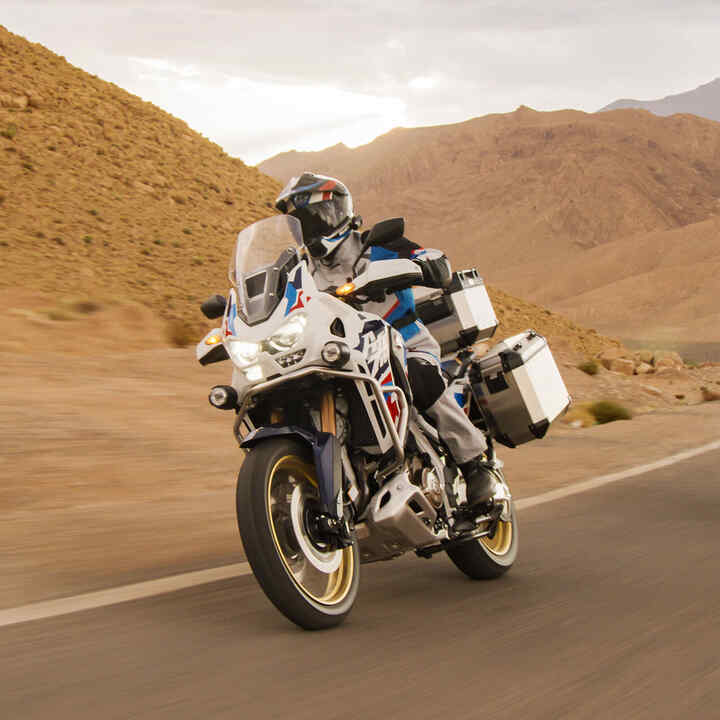 Fahrer auf Honda CRF1100 Africa Twin Adventure Sports in der Wüste.