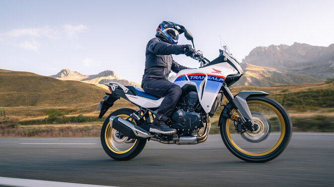 XL750 Transalp, Seitenansicht in Bewegung mit Fahrer