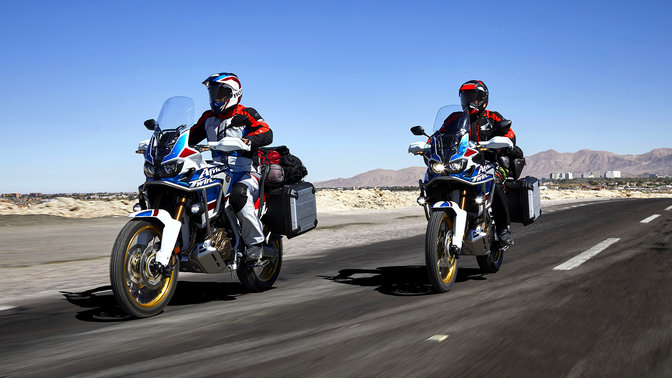 Zwei Fahrer auf einer Honda Africa Twin Adventure Sports auf der Straße.