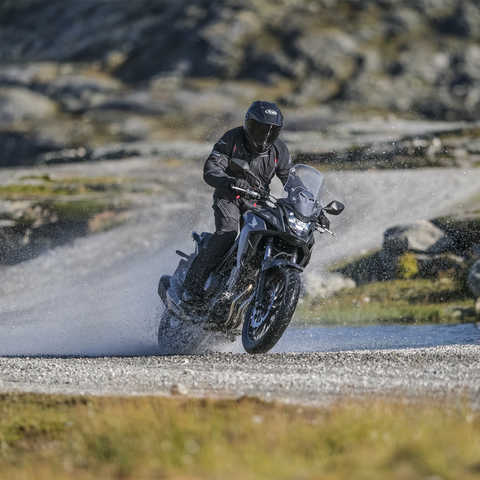 Honda CB500X f&auml;hrt durch Wasser.