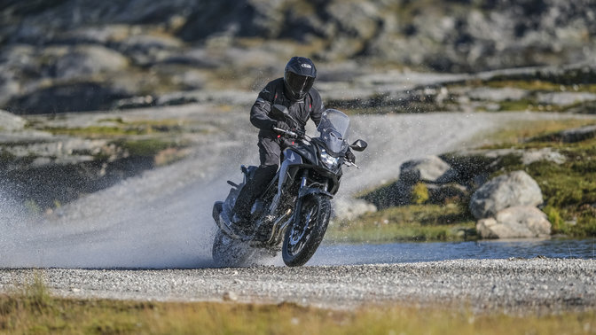 Honda CB500X fährt durch Wasser.