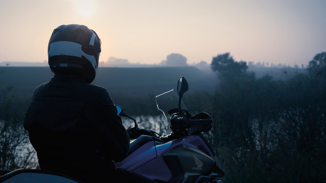 Fahrer auf einer Honda NC750X in ländlicher Umgebung.