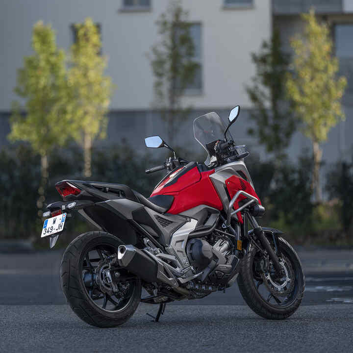 NC750X im Stand, Dreiviertel-Heckansicht 