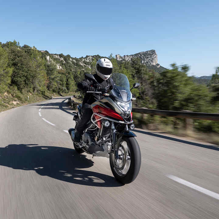 NC750X auf Straße, dynamische Frontansicht