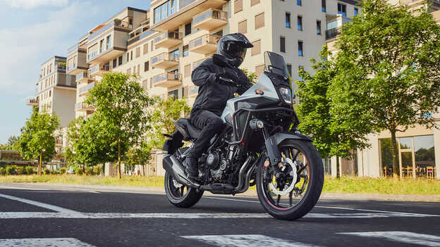 Honda NX500 bei der Fahrt durch die Stadt