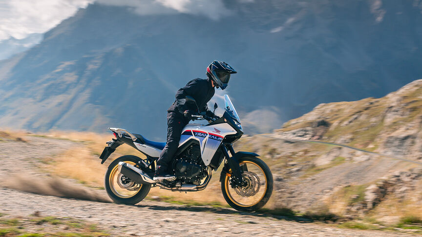 XL750 Transalp auf einer Gebirgsstraße.