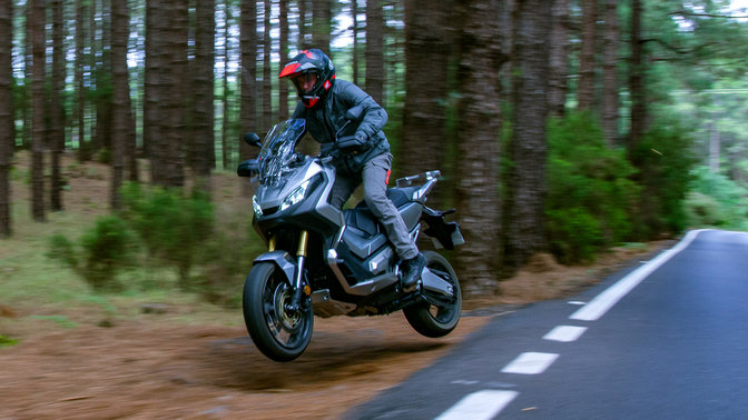 Dreiviertel-Frontansicht des Honda X-ADVs in Bewegung.