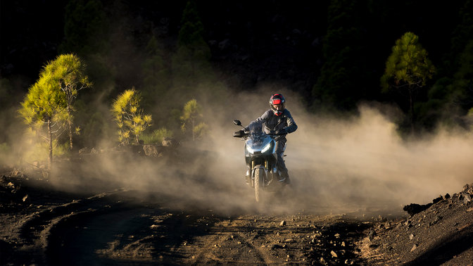 Seitenansicht des Honda X-ADVs in Aktion.