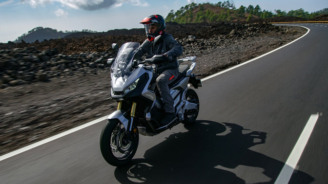 Seitenansicht des Honda X-ADVs mit Fahrer.