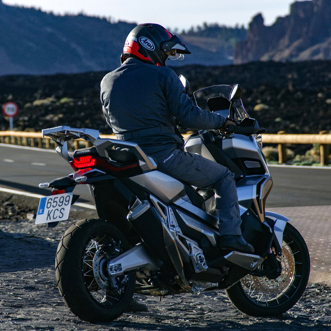 Dreiviertel-Heckansicht des Honda X-ADVs mit Fahrer.