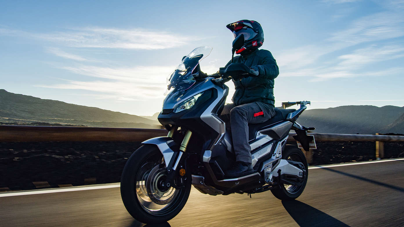 Seitenansicht des Honda X-ADVs mit Fahrer.