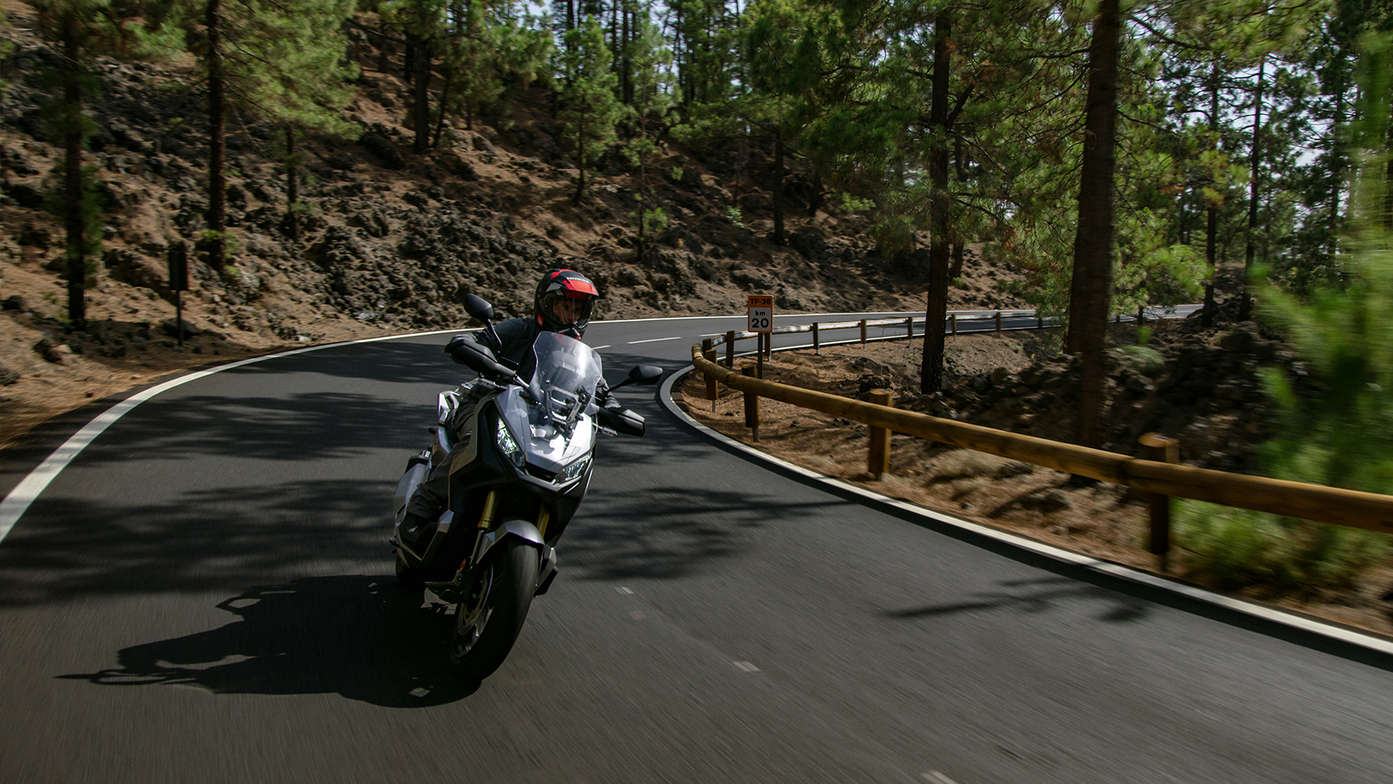 Seitenansicht des Honda X-ADVs mit Fahrer.