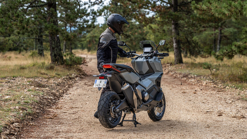 X-ADV, in Bewegung auf der Straße