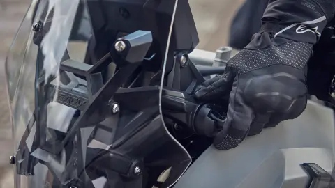 Verstellbares Windschild des Honda X-ADV, Nahaufnahme.