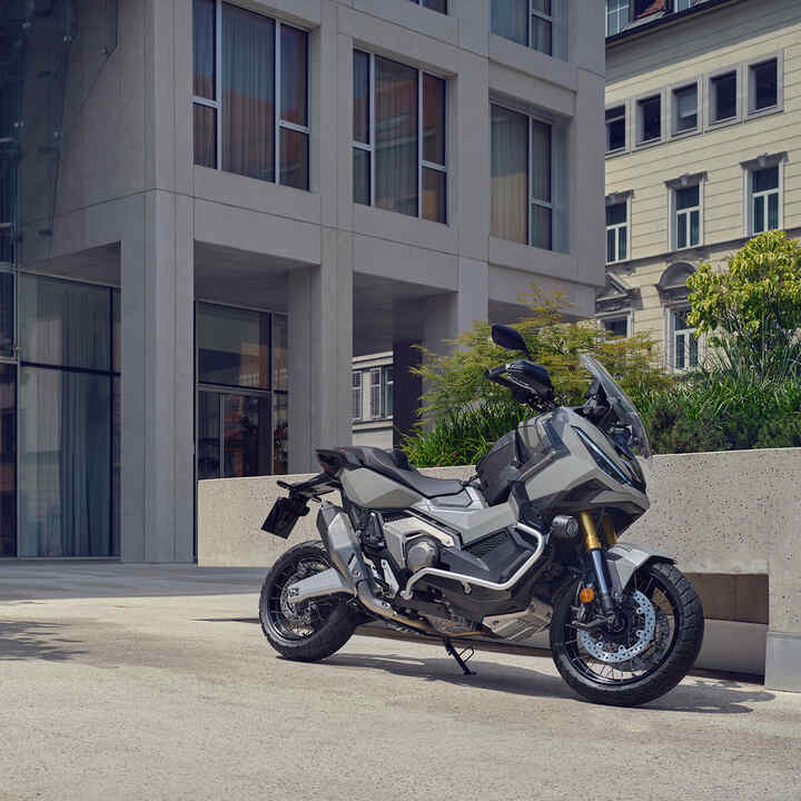 X-ADV, geparkt in einer Einfahrt in der Stadt.