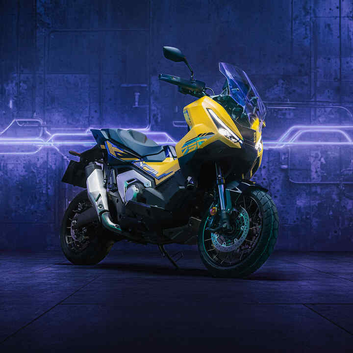 X-ADV Special Edition mit Fahrer in der Stadt, Seitenansicht