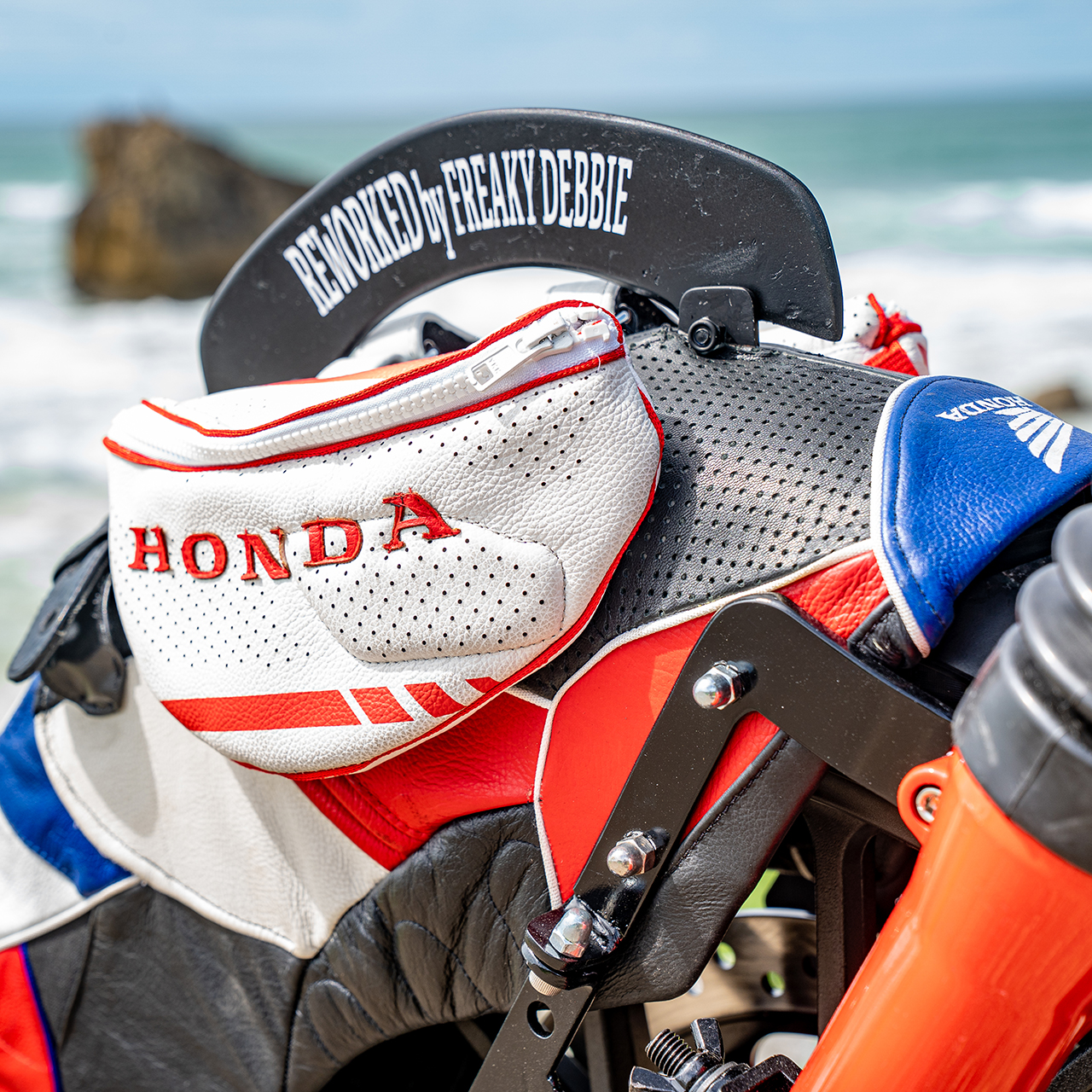 Handgefertigte Okira GB350S-Tasche am Rad