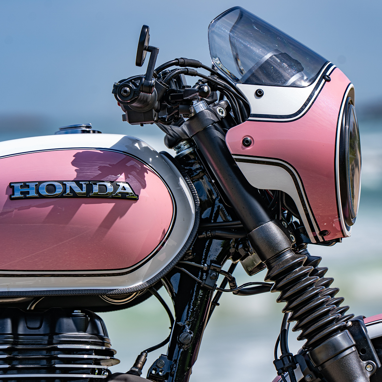 Tank und Scheinwerfer, Custom-Motorrad GB350S Miranda