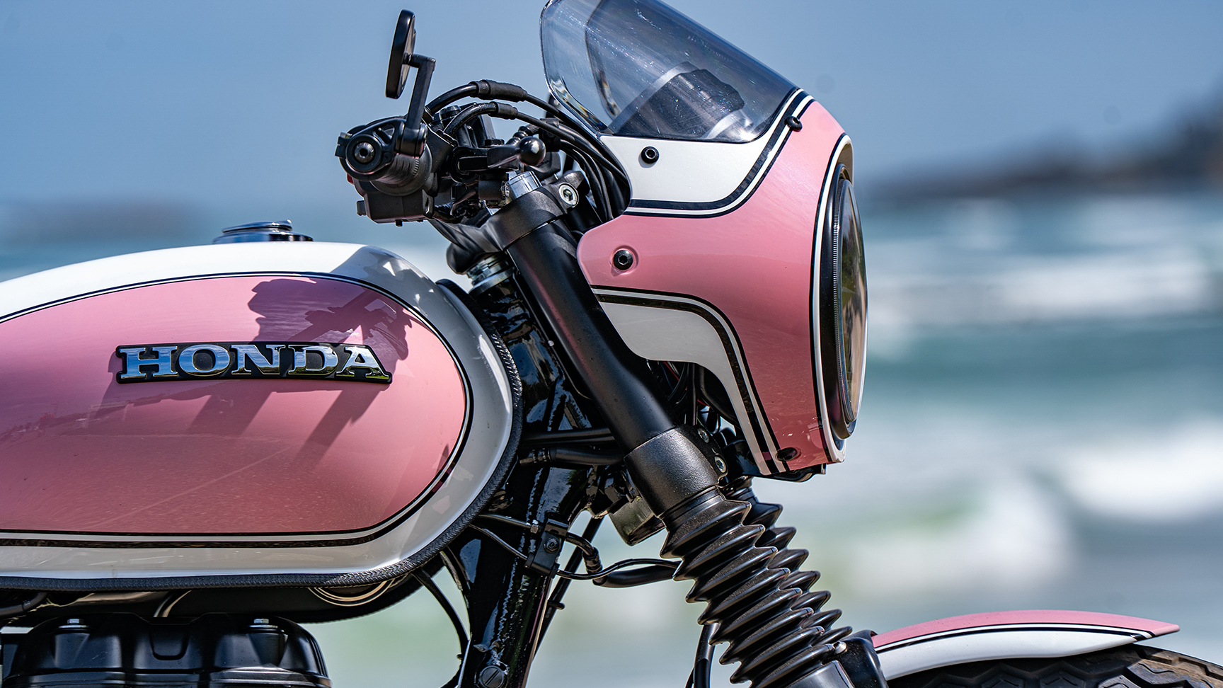 Tank und Scheinwerfer, Custom-Motorrad GB350S Miranda