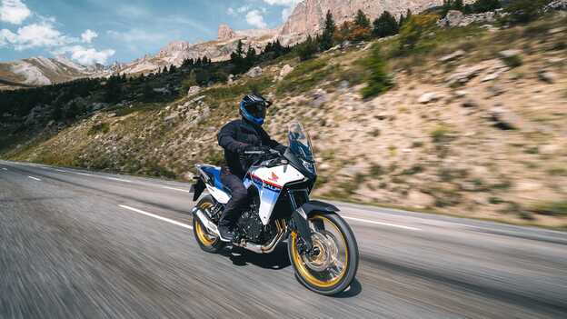 XL750 Transalp in Bewegung auf der Straße