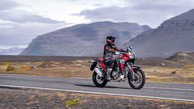 Africa Twin, 3/4-Frontansicht mit Fahrer auf der Straße